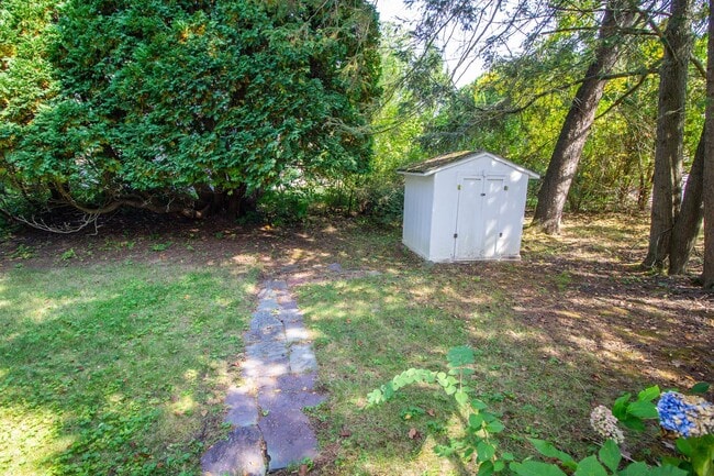 Building Photo - 2 BD 1BA Shaker Schools