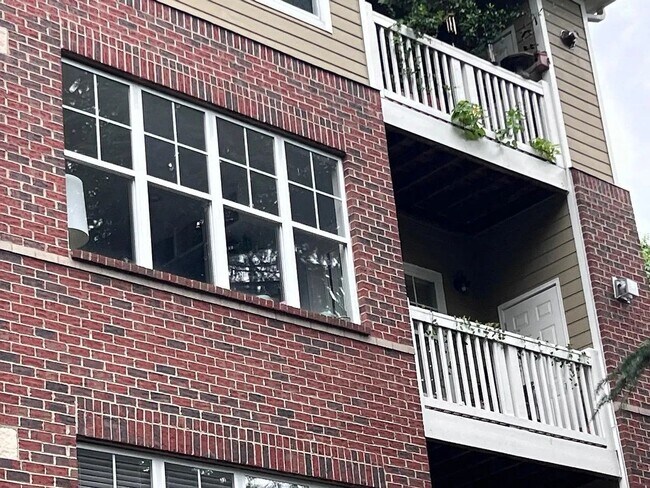 Building Photo - 2 Bed/ 2 Bath Condo located in one of Charlotte's most desired neighborhoods