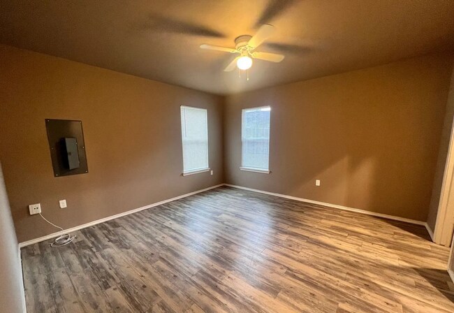 Building Photo - Cozy Home
