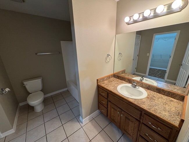 Building Photo - Great  3 bedroom - 2 bathroom - 2 car gara...