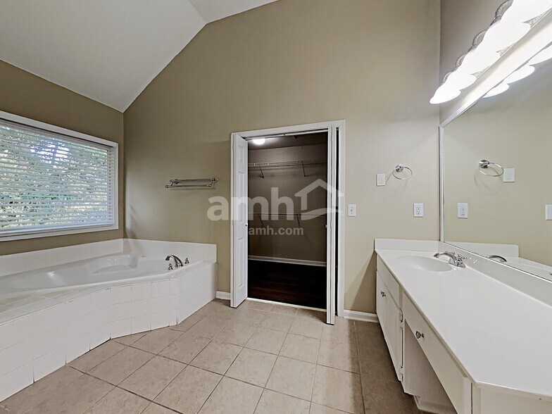 Building Photo - 2079 Sugar Springs Dr