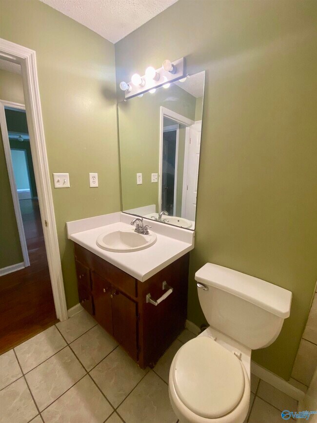Building Photo - 242 Comet Dr