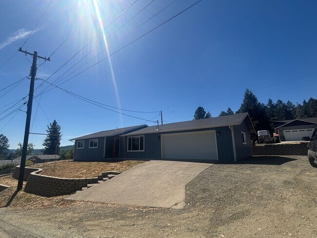 Building Photo - 535 Oak Terrace
