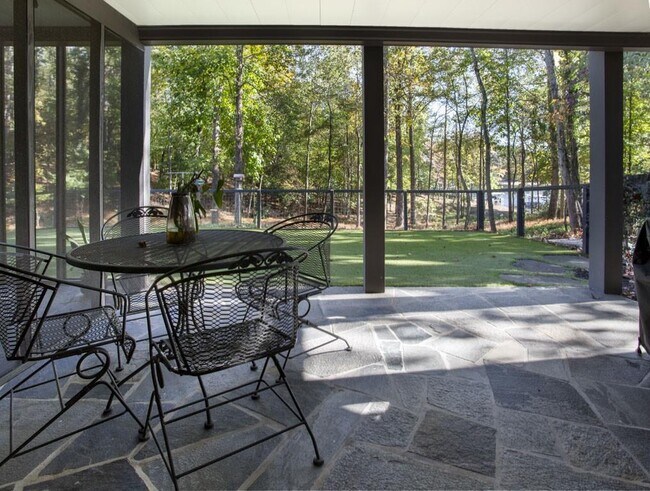 Building Photo - 8885 Bay Dr