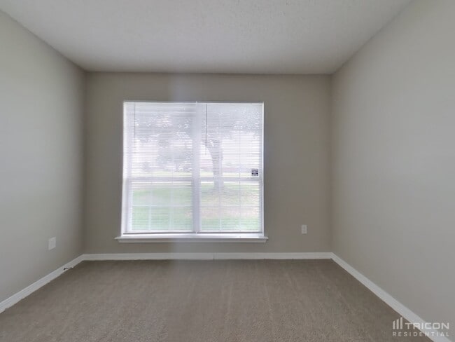 Building Photo - 2727 Fox Creek Dr E