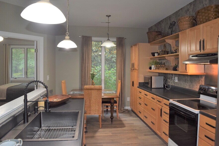 Building Photo - 250 Paddock Dr