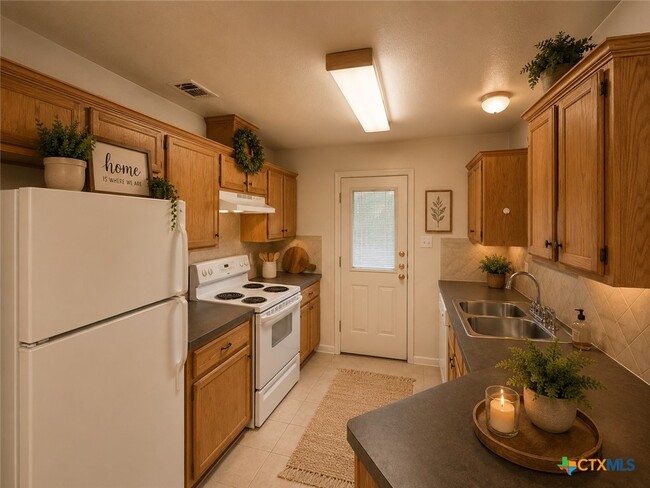 Building Photo - 1411 Nicholas Cir