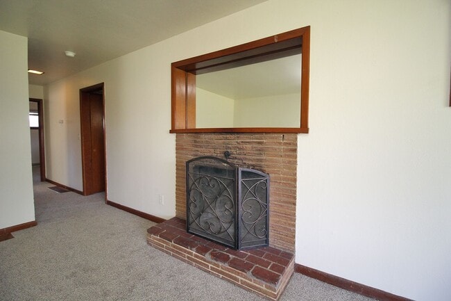 Building Photo - Delightful 3 Bedroom Mid-Century Ranch Hom...