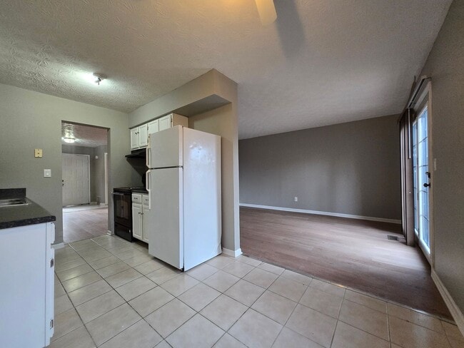 Building Photo - 3 Bedroom, 2.5 Bath Townhouse in Beavercreek!