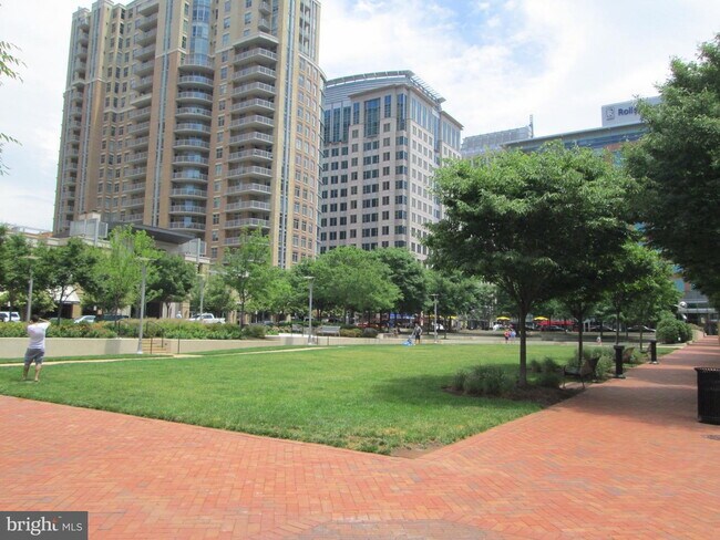 Building Photo - Spacious & Stylish North Shore Cluster Home Near Reston Town Center