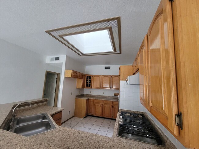 Building Photo - Ready to View!!