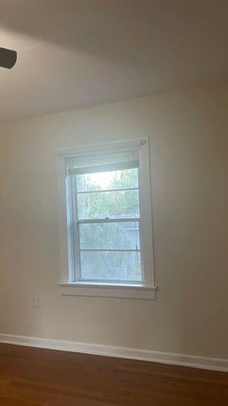 Livingroom - 516 E Esther St