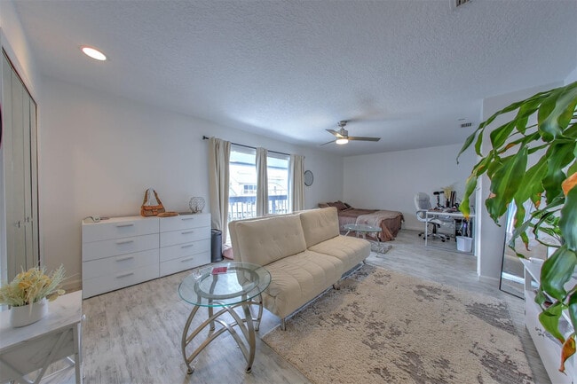 Building Photo - 4949 N Hwy A1A