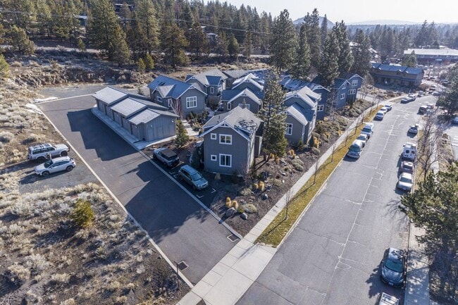 Building Photo - Furnished West Bend Home Available May-November