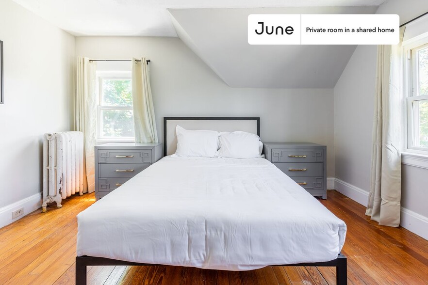 Building Photo - Private bedroom in 9 bed/2 bath Home