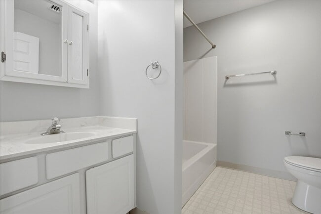 Building Photo - 2BR/2BA Condo in Chesterview | Open Layout, Deck & Community Pool