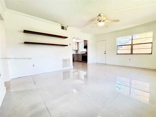 Building Photo - 15391 S Dixie Hwy