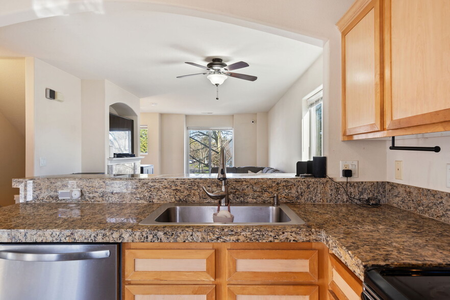 Building Photo - 895 SW 170th Ave
