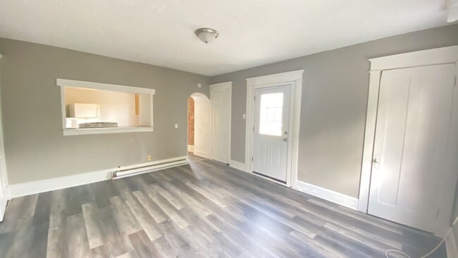 Building Photo - 10 minute walk to UC!!