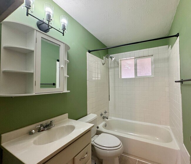 Building Photo - 3 Bedroom Home Walking distance to Sloan L...