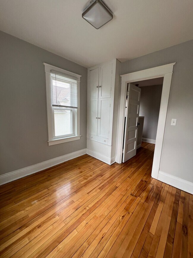 Building Photo - 4 Bedroom 2 Bath House Available in Wausau NOW!