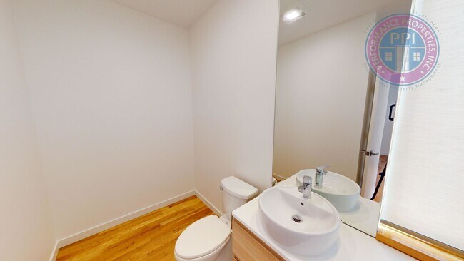Building Photo - Modern Townhome In SE  2 Bdrm +Loft- Large...
