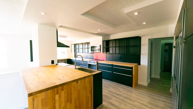 Building Photo - 321 Cornell Dr