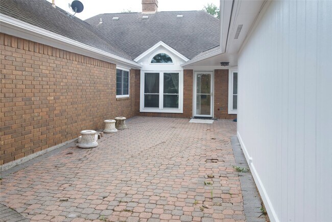 Building Photo - 1839 Lakewinds Dr
