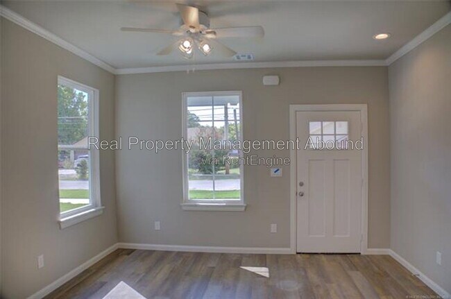 Building Photo - 724 S Weenonah Ave
