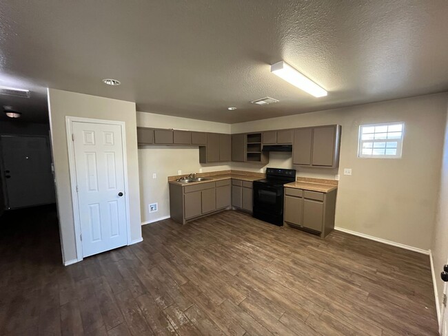 Building Photo - 3 bed / 2 bath 1 car garage in East Lubbock!