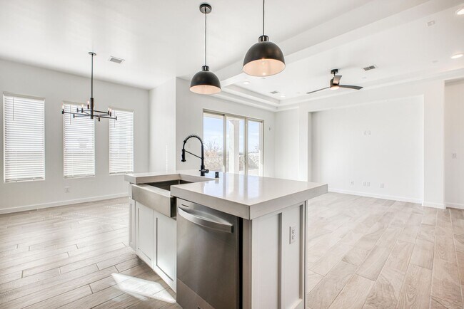 Building Photo - Beautiful East side House 4 bed-2.5 baths, part of The Overlook Casa Club that includes Swimming ...