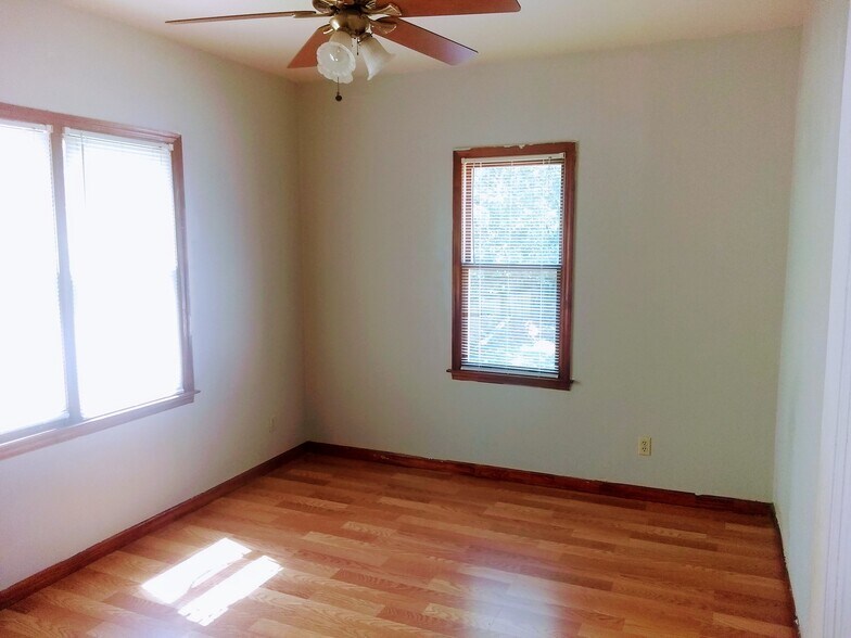 Building Photo - 1006 McMahan Ave