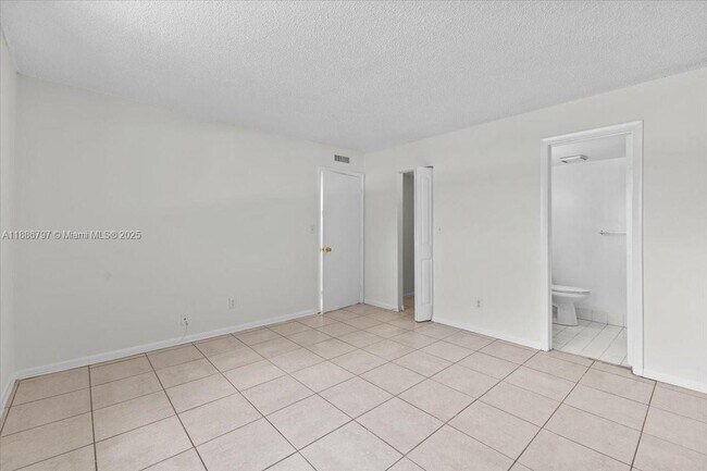 Building Photo - 6900 SW 39th St