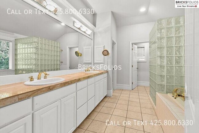 Building Photo - Luxurious 4-bedroom home in Sammamish with...
