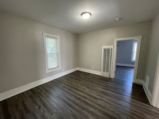 Building Photo - Downtown Sparta Two Bedroom Upper Unit