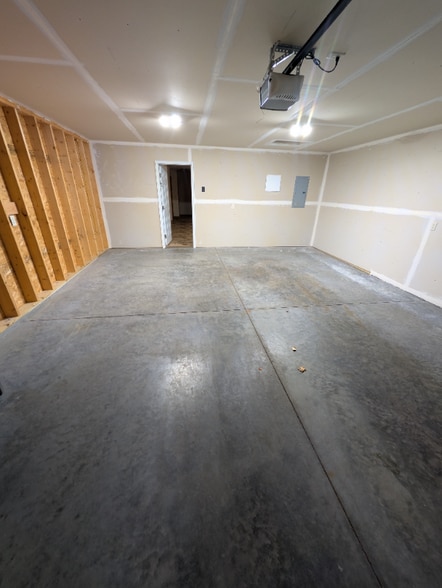 Building Photo - 2303 Damon St