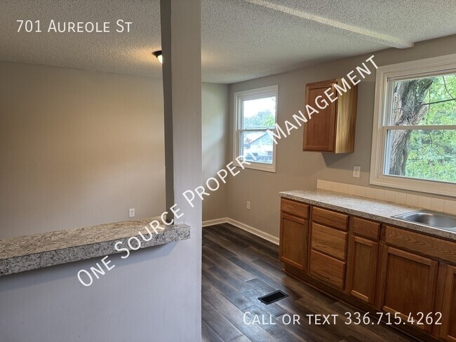 Building Photo - 701 Aureole St