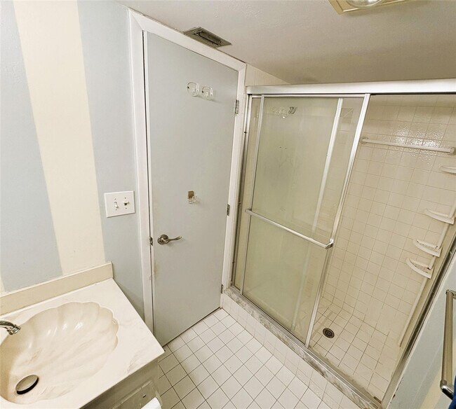 Building Photo - 3940 Inverrary Blvd