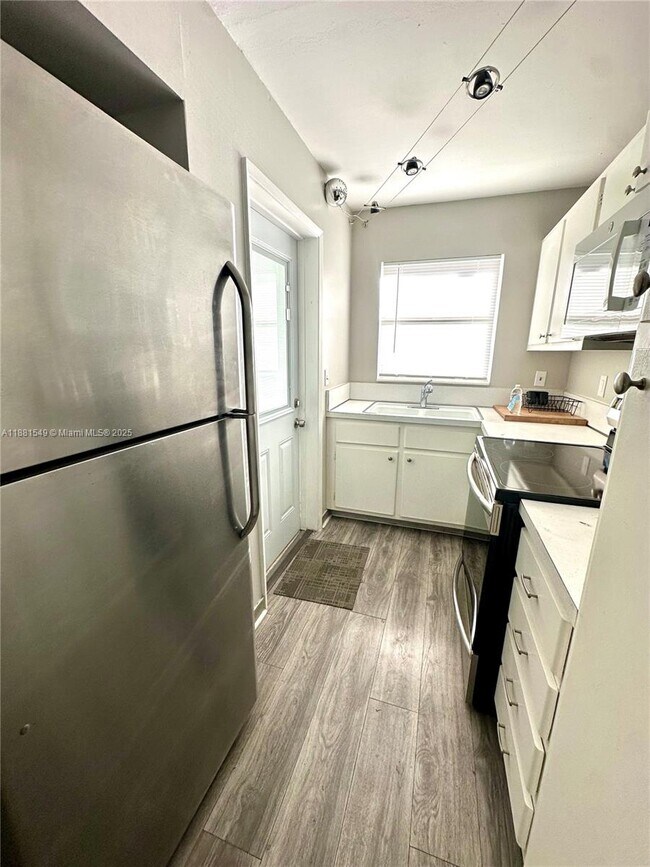 Building Photo - 250 Layne Blvd