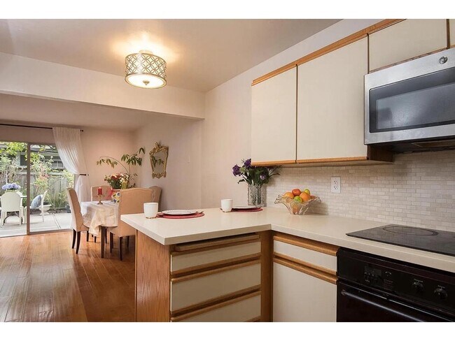 Building Photo - 2047 Montecito Ave