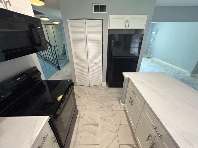 Building Photo - SPACIOUS 2 BEDROOM TOWNHOME IN LAS VEGAS COUNTRY CLUB