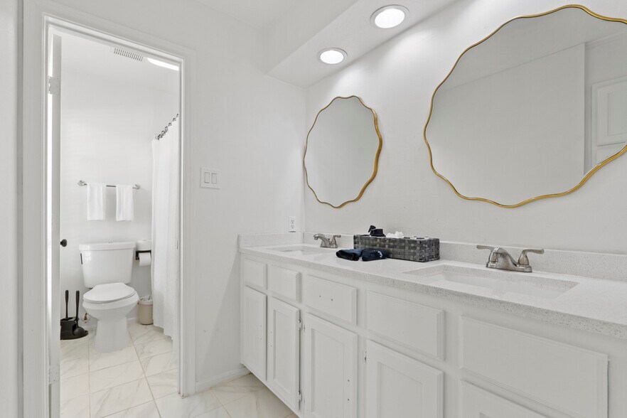 Building Photo - 604 Lochnell Dr