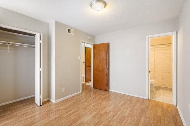 Building Photo - 407 Cicero Ave