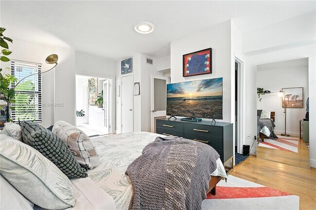 Building Photo - 934 Michigan Ave