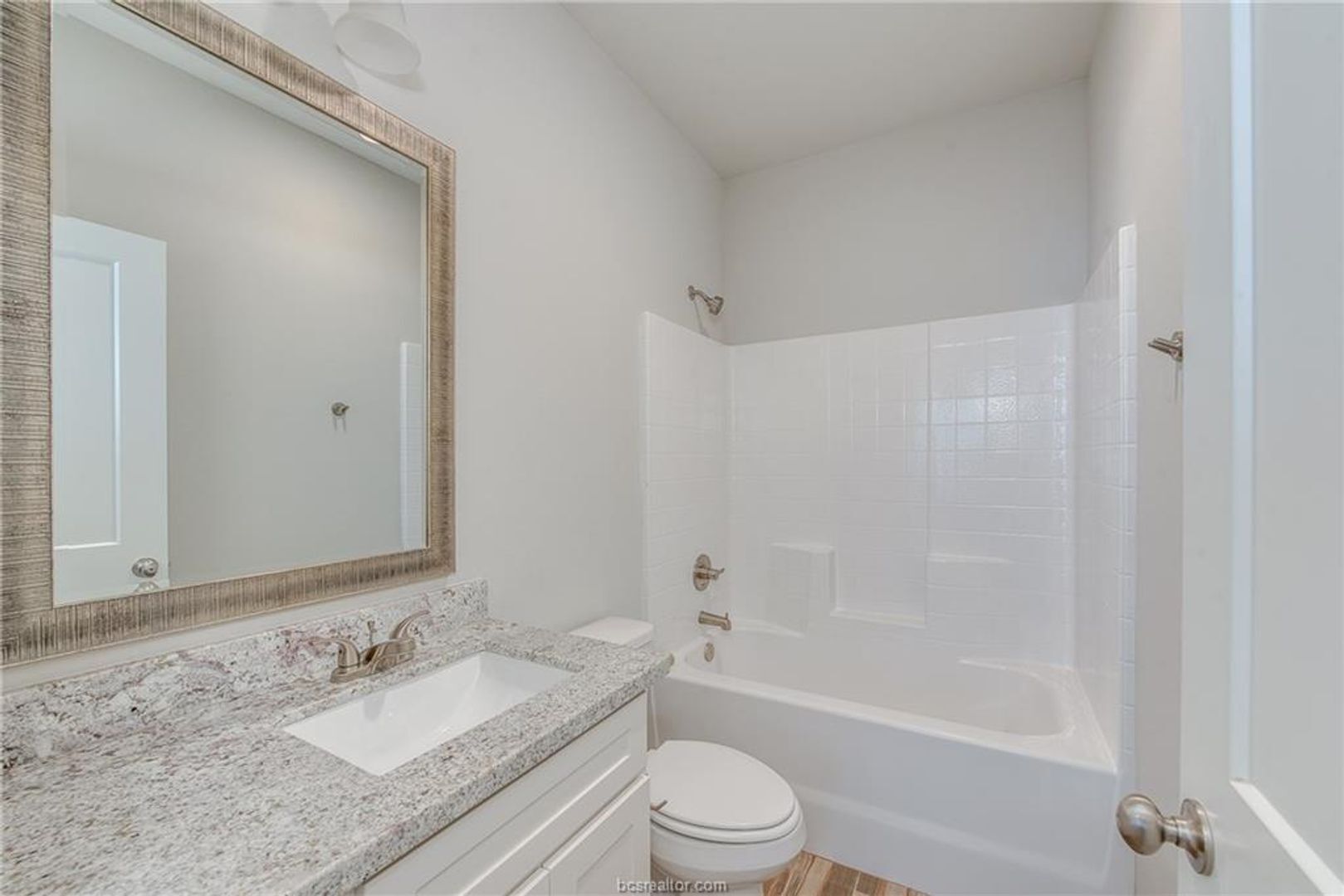 Building Photo - STUNNING 4bed/4bath House Close to Campus!!