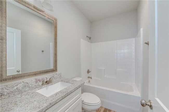 Building Photo - STUNNING 4bed/4bath House Close to Campus!!