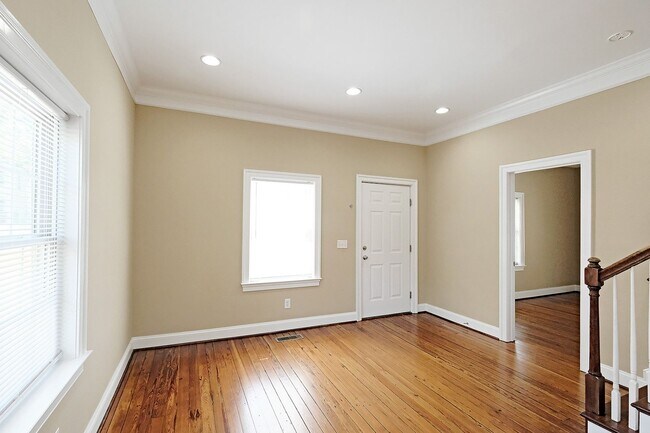 Building Photo - Charming Move-in Ready Downtown Home With Updates