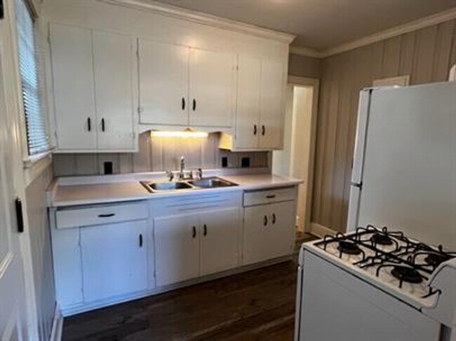 Building Photo - 308 Pettigru St