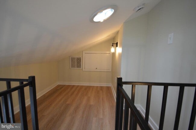 Building Photo - 1006 N 5th St