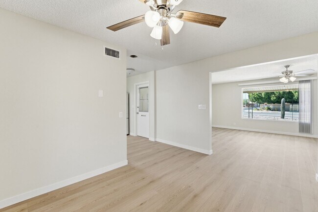 Building Photo - Spacious 3 Bed in Dreamland Villa | Corner Lot + Circular Drive